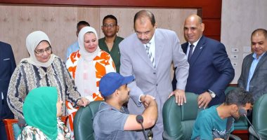 تسليم 35 عقد عمل للأشخاص ذوى الهمم فى سوهاج