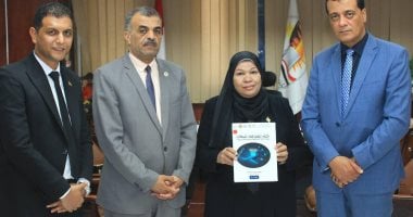مدير تعليم سوهاج يكرم فريق التطوير التكنولوجي لإصداره أول مؤلفات عربية في الشبكات