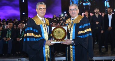 جامعة عين شمس تكرم شريف فاروق وزير التموين فى احتفالية مرور 75 عامًا على إنشاء الجامعة