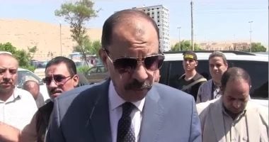 محافظ سوهاج لأولياء الأمور: لو فى سلك كهرباء عريان أو حمامات مش نظيفة بلغونى