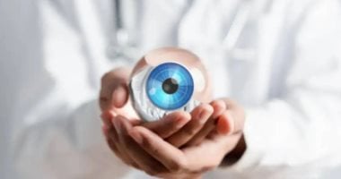 بعد 20 عاما و50 عملية.. عودة البصر لللرجل بزرع إحدى أسنانه في عينه