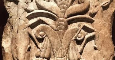 مقتنيات المتحف المصرى.. نقش لغزالين يأكلان من نخلة مزخرفة