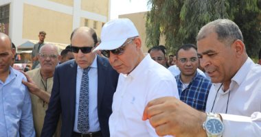 محافظ المنيا يتفقد قافلة لبيع السلع الغذائية الأساسية بأسعار مخفضة بقرية قلندول