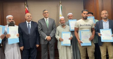 محافظ الجيزة يسلم عقود تقنين أراضى أملاك الدولة لعدد من المستفيدين