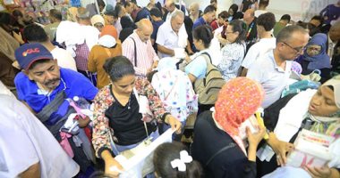 أسعار لا تقبل المنافسة.. زحام أولياء الأمور على معرض أهلا مدارس فى الساعات الأخيرة قبل الإغلاق