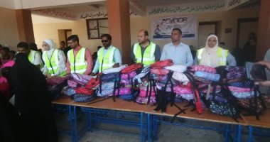 توزيع شنط وأدوات مدرسية على 1656 تلميذا فى أسوان