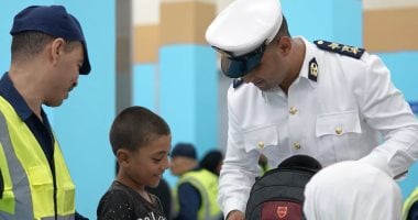 وزارة الداخلية توزع مستلزمات مدرسية على النزلاء وأسرهم.. صور