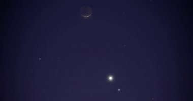 مشهد يخطف الأبصار فجرًا.. القمر يحجب كوكب الزهرة لساعات