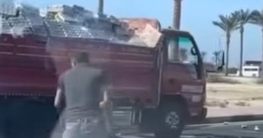 انقلاب سيارة محملة بزجاجات مشروبات كحولية بميدان جهينة بالغردقة.. صور
