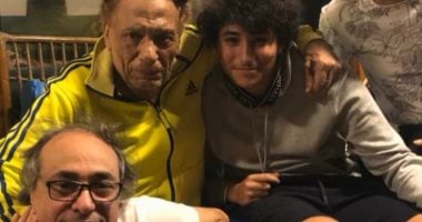 وحشتنا يا زعيم.. الكاتب أكرم السعدنى ينشر صورة جديدة مع عادل إمام