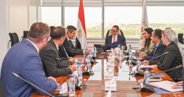 وزير الاستثمار يبحث سبل تعزيز توجه الدولة نحو الاقتصاد الأخضر والاستدامة البيئية