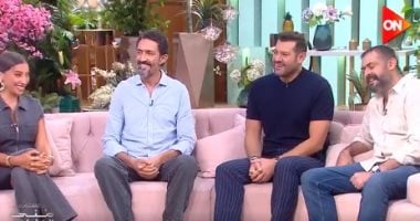 لحظة دخول ابطال فيلم "درويش" استوديو "معكم" مع منى الشاذلي وحفاوة كبيرة