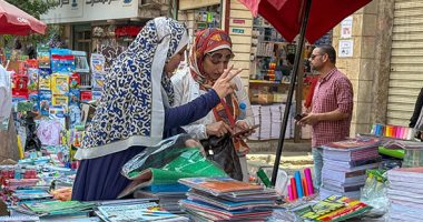 هنا الفجالة.. أدوات مدرسية على كل شكل ولون استعدادا للعام الدراسى الجديد