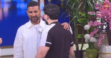 أحمد سعد مداعبا المؤلف الغنائي محمد الشافعي: "بكلم مامته عشان يألف لي"