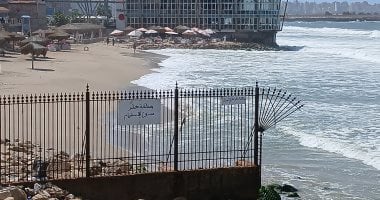منطقة خطر ممنوع نزول البحر.. لافتات على شاطئ الشاطبى بالإسكندرية.. صور