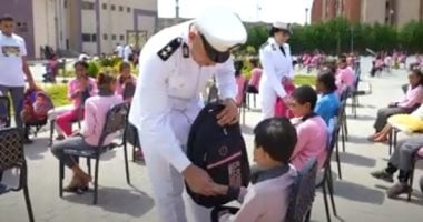 الأمن الإنسانى.. مبادرة وزارة الداخلية تضىء دروب الأيتام والمرضى.. توزيع حقائب ومستلزمات مدرسية بالمناطق الحضارية الجديدة.. والطلاب: شكرا للرئيس السيسى.. ويؤكدون: الضباط رسموا الفرحة على وجوهنا.. صور