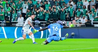 الهلال يقسو على الأهلي بثلاثية في الشوط الأول.. فيديو