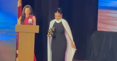 درة تهدى تكريمها فى مهرجان بورسعيد السينمائى لشعب فلسطين