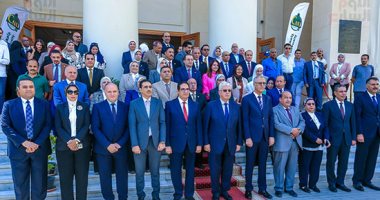 وزير التعليم العالى ورئيس جامعة القاهرة الأهلية يشهدان رفع العلم بانطلاق العام الجامعى