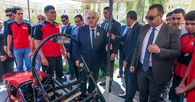 وزير التعليم العالى لطلاب الجامعة الأهلية: الشهادة بالمرتبة الثالثة عند التوظيف