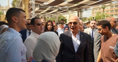 رئيس جامعة عين شمس يشهد رفع وتحية العلم خلال مهرجان استقبال العام الجامعى