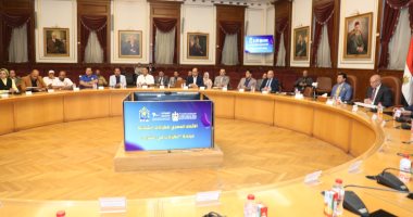وزير الشباب ومحافظ القاهرة يطلقان مبادرة لتنظيف الشوارع