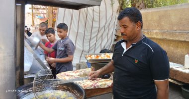 نصف قرن من سر الخلطة وحب الناس.. قصة عائلة تبيع الطعمية منذ السبعينيات بقنا