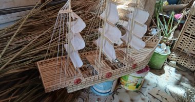 حكاية عم محمد فنان الجريد فى قنا.. يصنع مجسمات وأشكال فنية مبهرة منذ صغره