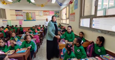 تسليم الكتب الدراسية في أول أيام العام الدراسي بمدارس الغربية.. فيديو