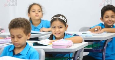 رجعوا التلامذة.. انتظام الطلاب فى صفوفهم أول أيام العام الدراسى الجديد.. أولياء الأمور يحرصون على مرافقة أبنائهم حتى أبواب المدارس.. ومشاركة طلابية متميزة بالإذاعة المدرسية والمعملون يرحبون بالتلاميذ.. صور