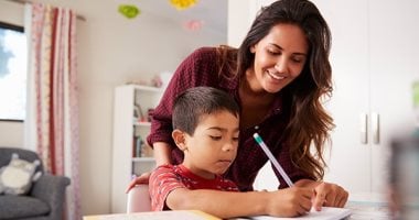 إزاى تشجعى طفلك على المذاكرة فى أول يوم دراسة؟.. 5 خطوات هتساعدك
