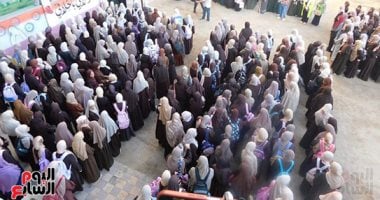 رجعوا التلامذة.. طابور الصباح من المعهد النموذجى بسوهاج.. فيديو