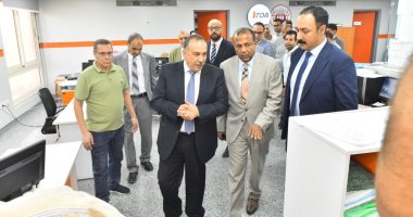 شباك واحد يختصر الوقت والجهد.. شاهد مركز الخدمات المميز بالغرفة التجارية بأسيوط