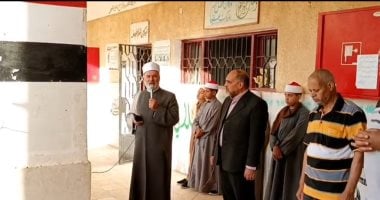 رئيس منطقة سوهاج الأزهرية يشهد طابور الصباح بمعهد الغريزات الإعدادى الثانوى