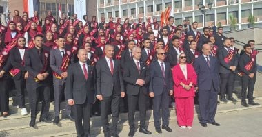 رئيس جامعة أسيوط يحضر تحية العلم ويشارك الطلاب الاحتفال ببدء الدراسة.. فيديو
