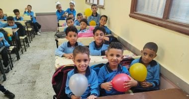 مدارس الأقصر توزع البالونات والهدايا على الأطفال فى أول يوم دراسة.. صور