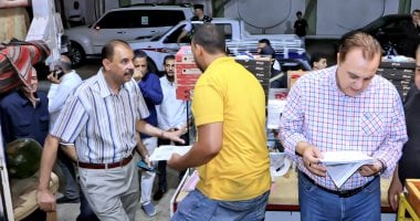 محافظ سوهاج يستمع لمطالب المواطنين ويوجه بمراجعة التراخيص لأحد المخابز