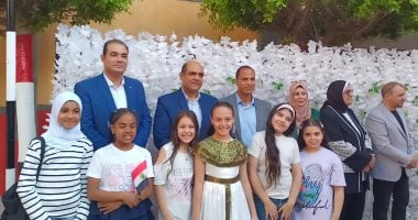 مدارس كفر الشيخ تبدأ عامها الدراسي بالزي الفرعوني وتوزيع الحلوى على الأطفال