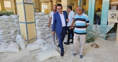 وكيل تموين الأقصر يتفقد العمل داخل المطحن وتوفير الدقيق للمخابز البلدية.. صور