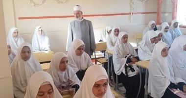 رئيس منطقة سوهاج الأزهرية يتفقد معهد فتيات الغريزات فى ثانى أيام الدراسة