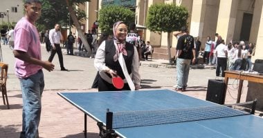 عميد تجارة القاهرة تشارك الطلاب چيم "تنس الطاولة" خلال افتتاح العام الجامعى