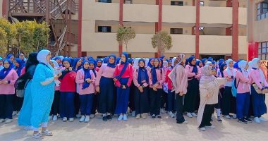 بالبالونات والشكولاته.. استقبال حافل للطلاب بمدرسة شباب طموه