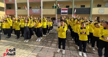 تلاميذ الجيزة يؤدون تحية العلم ويرددون النشيد الوطنى فى أول يوم دراسى