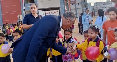 بالبلالين وأعلام مصر.. إدارة العبور التعليمية تستقبل الطلاب بأول يوم دراسي