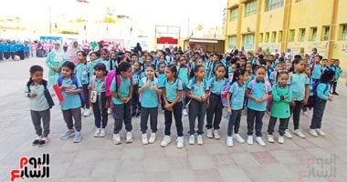 شاهد.. طابور المدرسة بمجمع العروبة فى أسوان خلال أول يوم دراسة