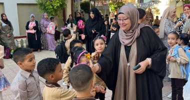 مدارس الدقهلية تستقبل الطلاب بالورود والبلالين مع بدء الدراسة.. فيديو وصور