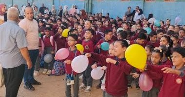 احتفالية لاستقبال طلاب المرحلة الابتدائية فى أول أيام الدراسة بالغربية.. فيديو