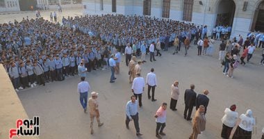 حضور مرتفع للطلاب مع انطلاق العام الدراسى الجديد.. المدارس ترحب بالطلاب وتطالبهم بالالتزام والاجتهاد فى دروسهم.. تحية العلم بالطابور.. قيادات التعليم تتابع انتظام الدراسة.. والوزير يتفقد مدارس القليوبية.. صور