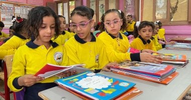 تسليم الكتب لتلاميذ ابتدائى فى الجيزة مع انطلاق الدراسة.. صور