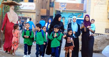 "عجلة وزمزمية وتروسيكل".. مشاهد الفرحة فى أول يوم دراسى.. صور 